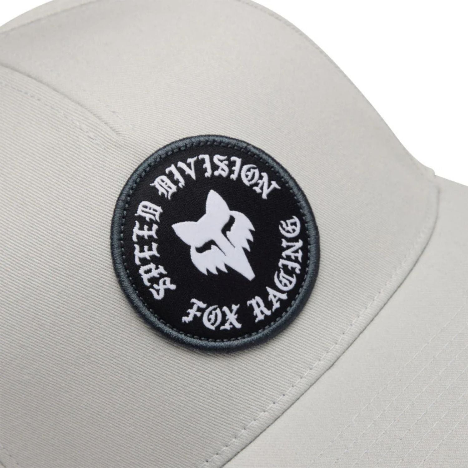 GORRA FOX BADGE FLEXFIT [GRIS CLARO] - Todo Riders