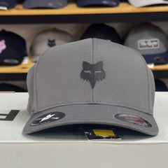 GORRA FOX HEAD TECH FLEXFIT [GRIS] - Todo Riders
