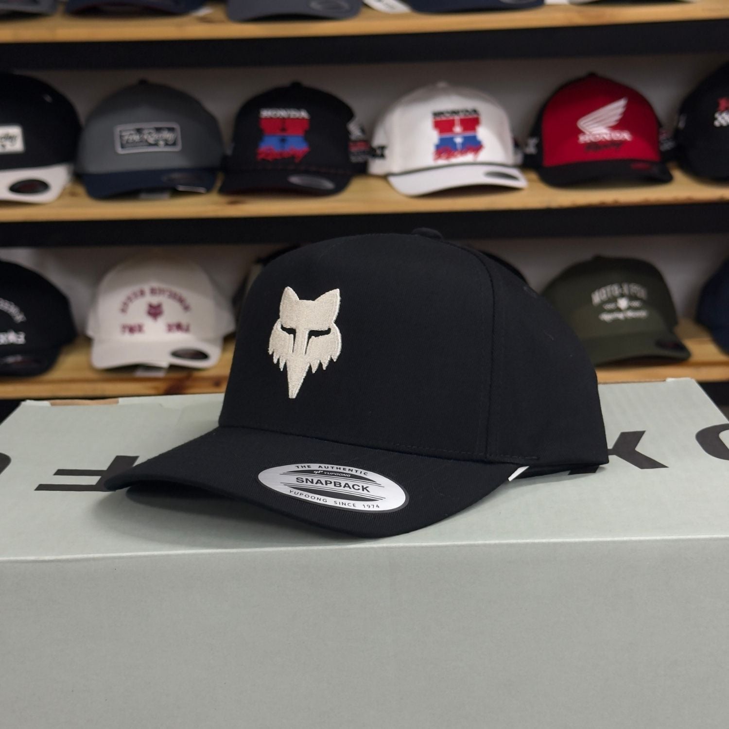 GORRA FOX HEAD EMB TRUCKER [NEGRO]