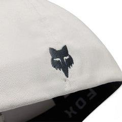 GORRA FOX BADGE FLEXFIT [GRIS CLARO] - Todo Riders