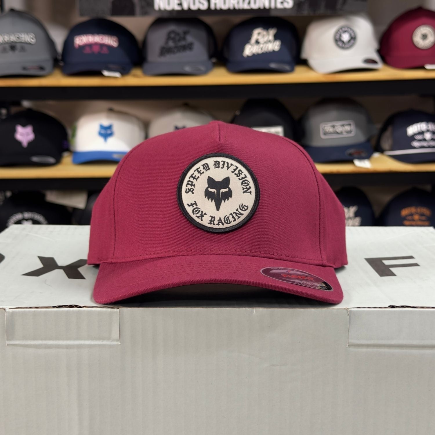 GORRA FOX BADGE FLEXFIT [VINOTINTO] - Todo Riders