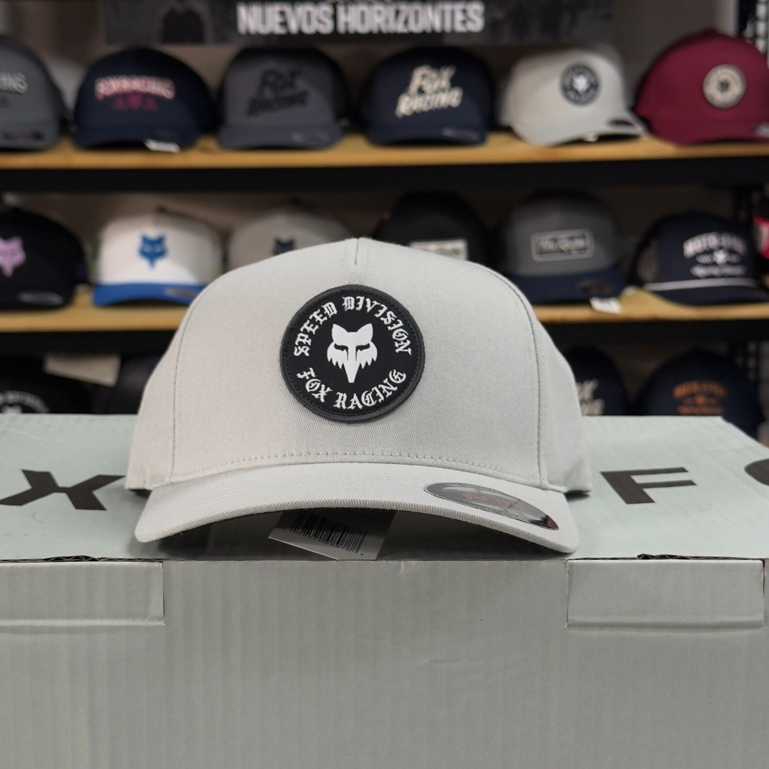 GORRA FOX BADGE FLEXFIT [GRIS CLARO] - Todo Riders