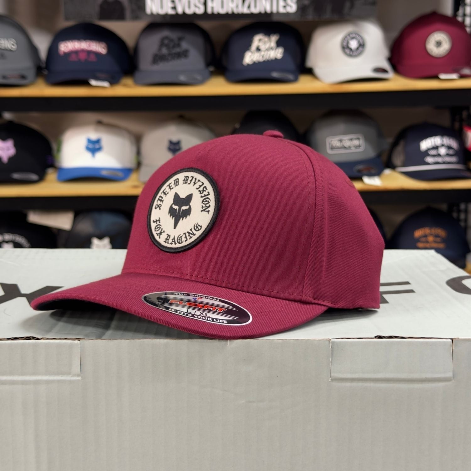 GORRA FOX BADGE FLEXFIT [VINOTINTO] - Todo Riders