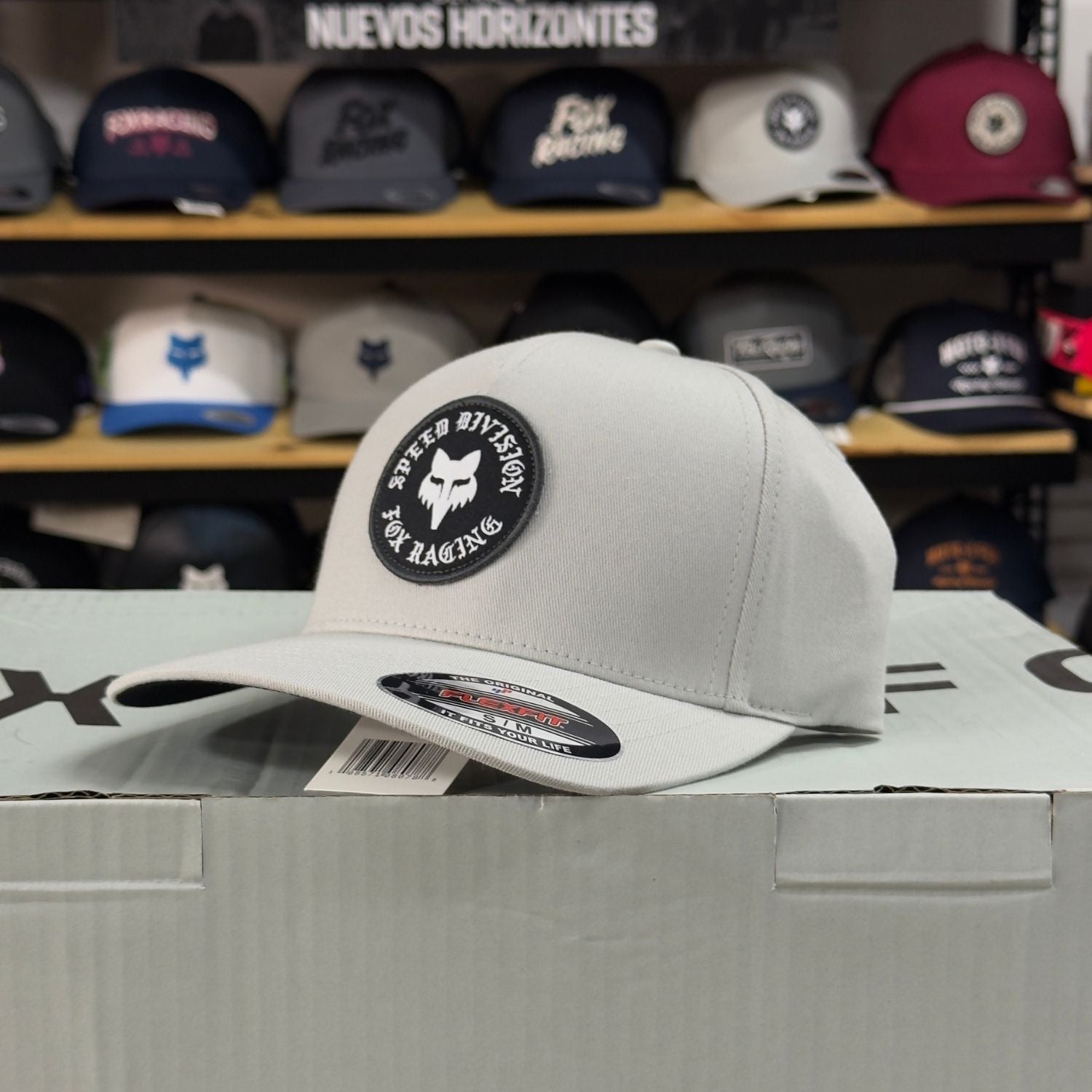 GORRA FOX BADGE FLEXFIT [GRIS CLARO] - Todo Riders