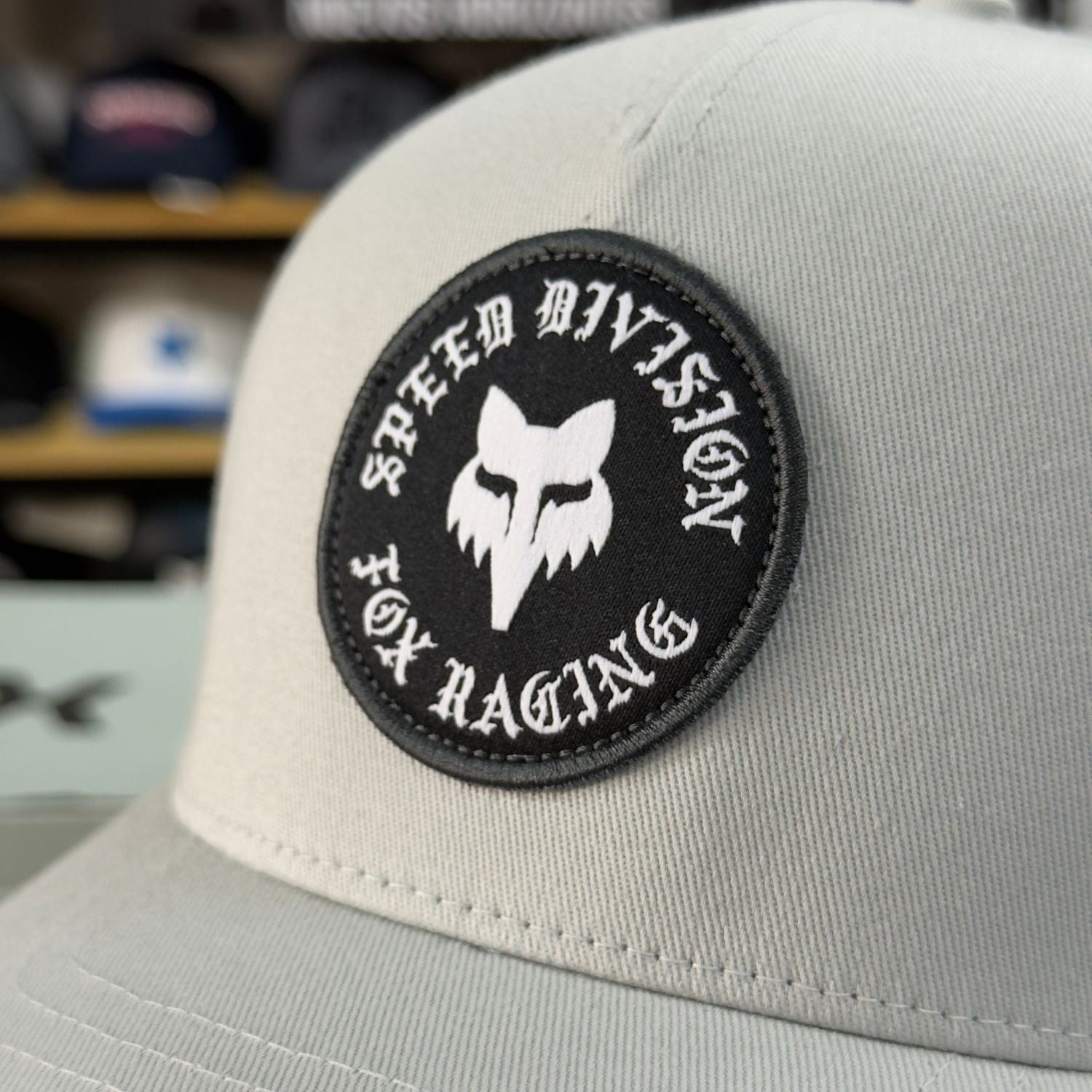 GORRA FOX BADGE FLEXFIT [GRIS CLARO] - Todo Riders