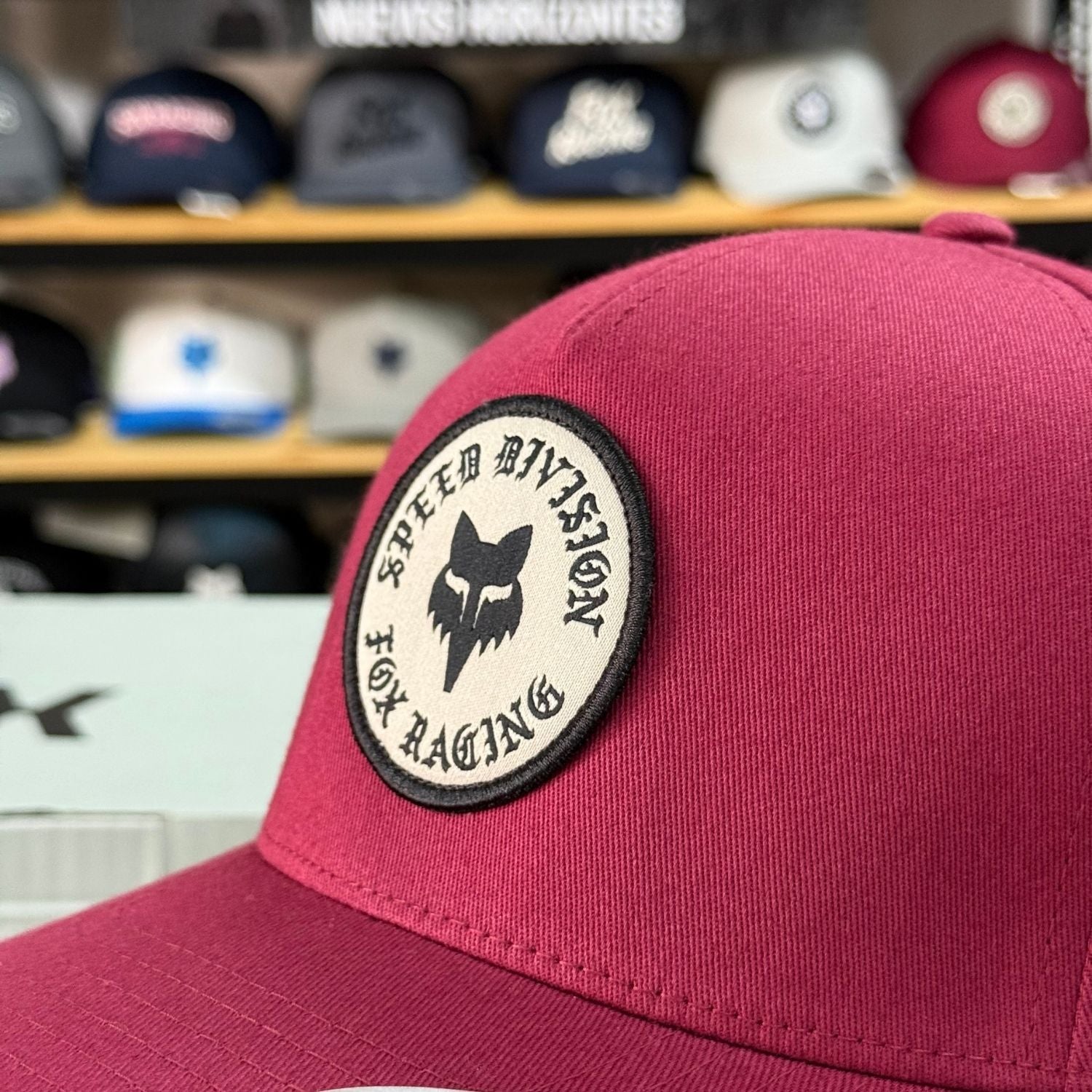 GORRA FOX BADGE FLEXFIT [VINOTINTO] - Todo Riders