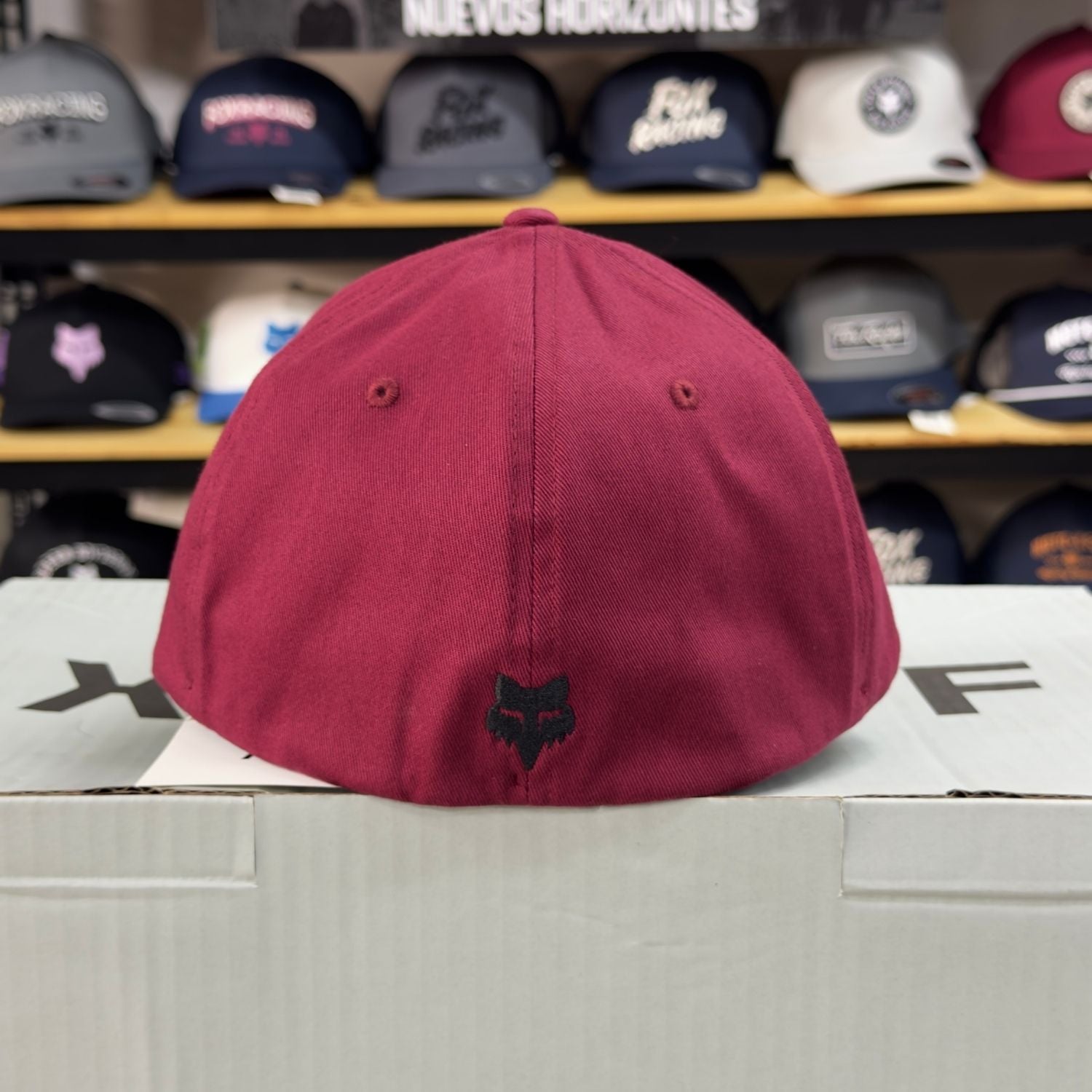 GORRA FOX BADGE FLEXFIT [VINOTINTO] - Todo Riders