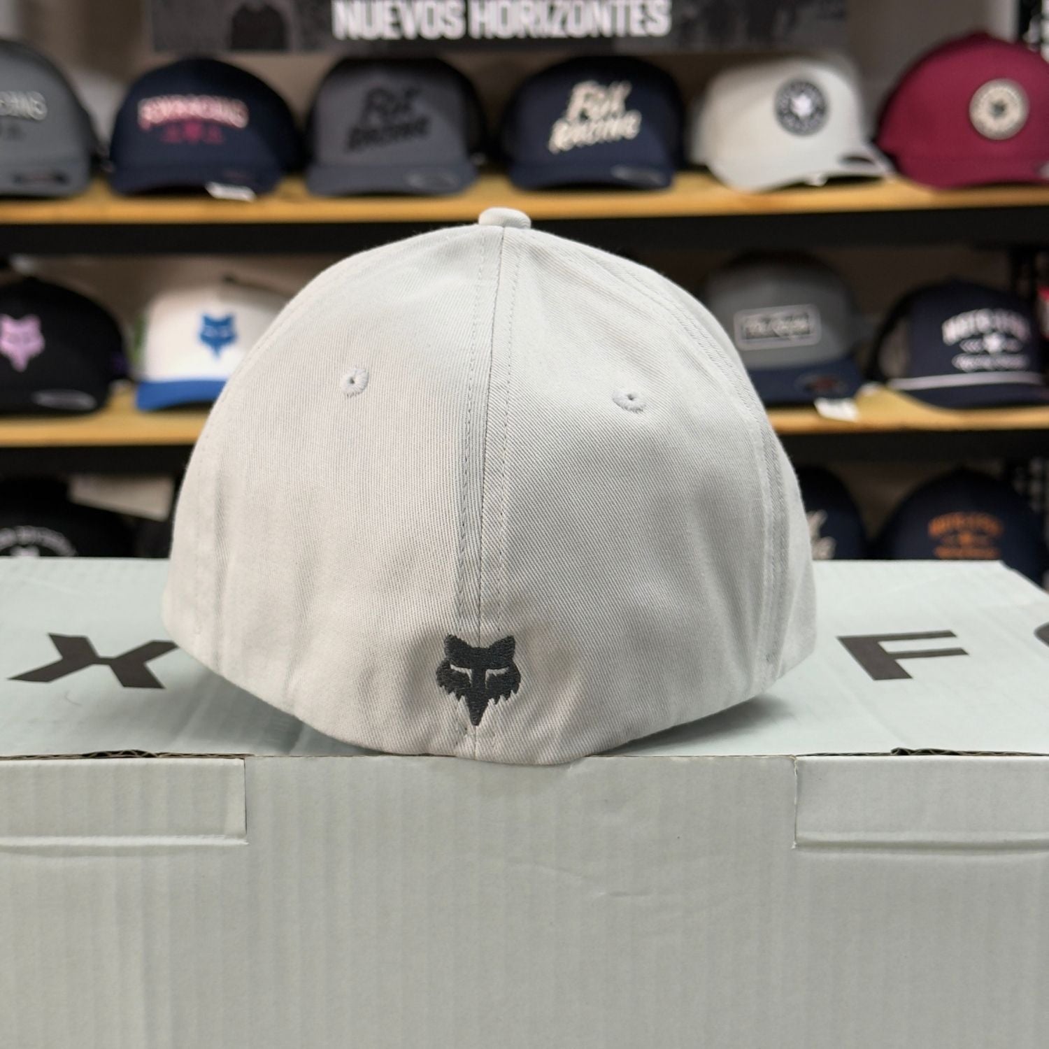 GORRA FOX BADGE FLEXFIT [GRIS CLARO] - Todo Riders